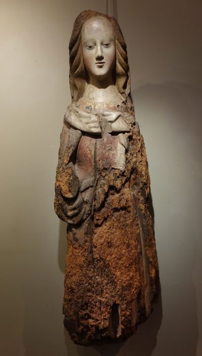 scuplture Large Madonna in carved wood Germany Circa 1400 la credence paris antique storev